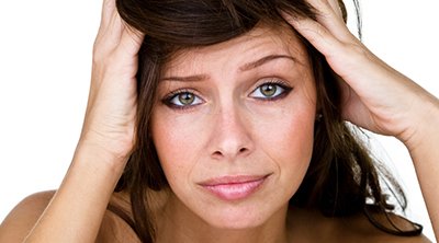 mujer morena de ojos verdes despeinada